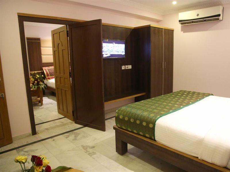 Hotel Poppys S.E.T Residency Kumbakonam Exterior foto